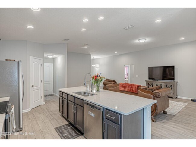 Building Photo - 7984 Island Fox Rd