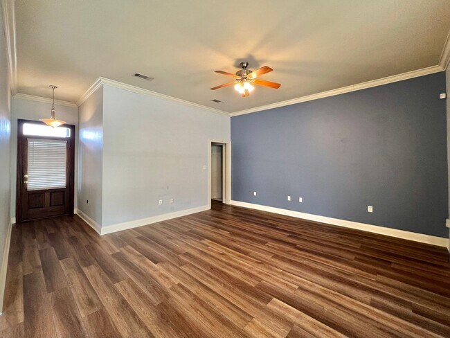 Foto del edificio - Three Bedroom House with a Large Backyard ...