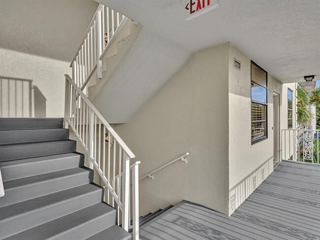 Foto del edificio - 1711 Whitehall Dr