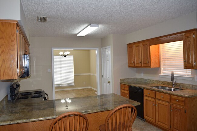 Building Photo - Perfectly situated 3/2 with large cul-de-s...