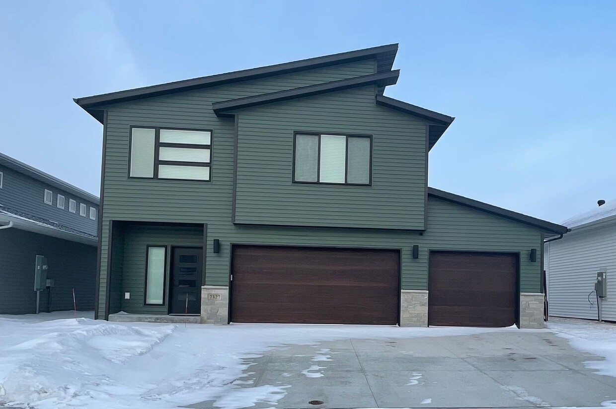 Foto principal - 4-bedroom, 3-bathroom South Fargo Single-F...