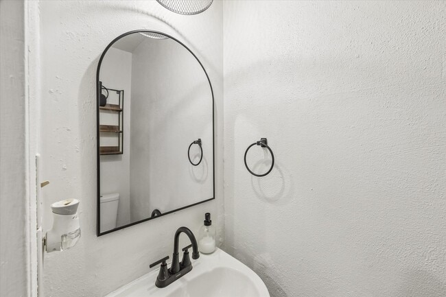 Foto del edificio - 2423 Meadow Ln