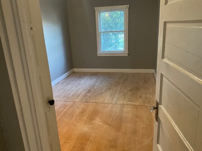 Front bedroom - 1114 1/2 south 19th ave