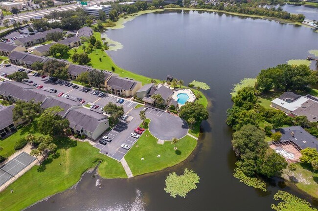 Foto del edificio - 920 Lake Destiny Rd