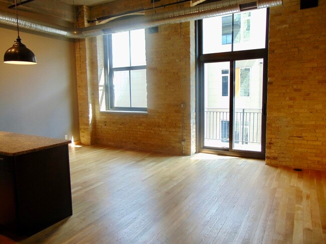 Building Photo - 239 E Chicago St