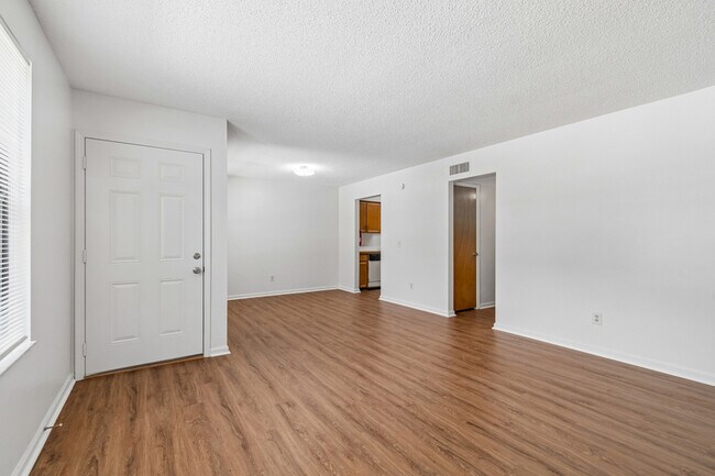 Foto del edificio - 702 Meadowbrook Dr