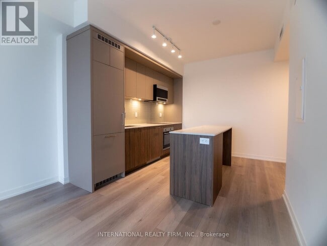 Photo du bâtiment - 863-863 St Clair Ave W