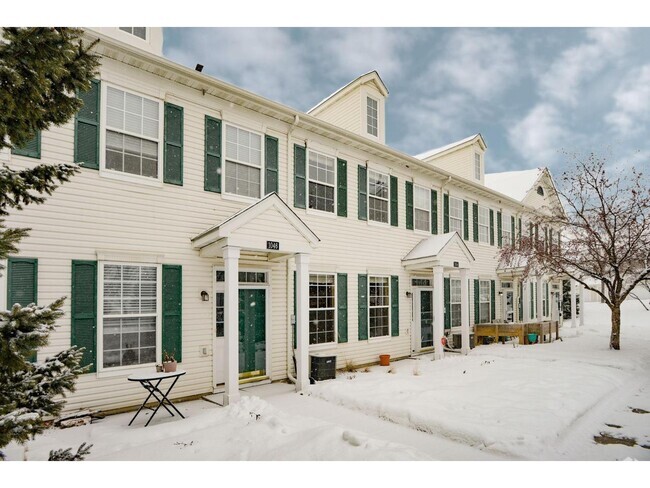 Building Photo - 1046 Providence Dr