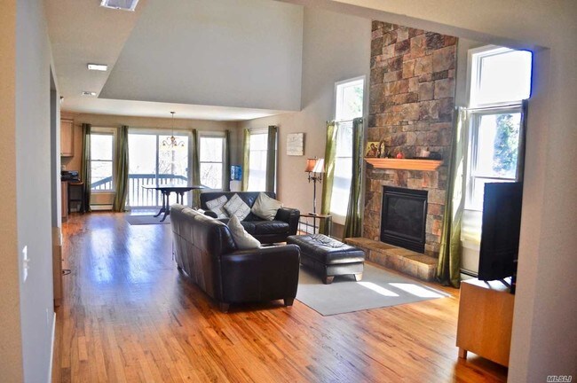 Foto del edificio - 650 3 Waters Ln