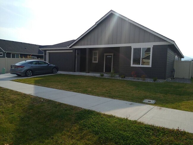 Building Photo - Beautiful 3-bedroom, 2-bath home at Woodbr...