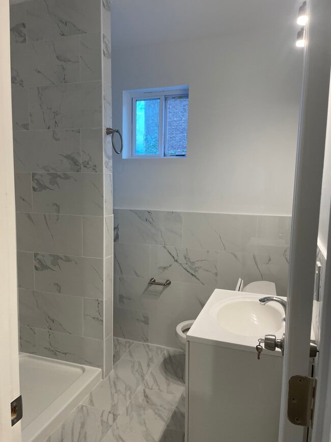 Building Photo - 12 S Lake Ave