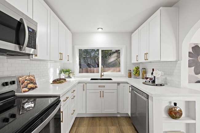 Building Photo - 2 Bedroom 1 Bathroom Charming Greenlake Home!