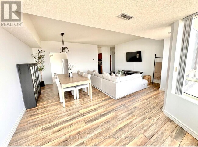 Photo du bâtiment - 744 Wonderland Rd S