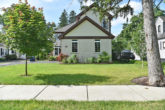 Building Photo - 1327 Greenwood Ave
