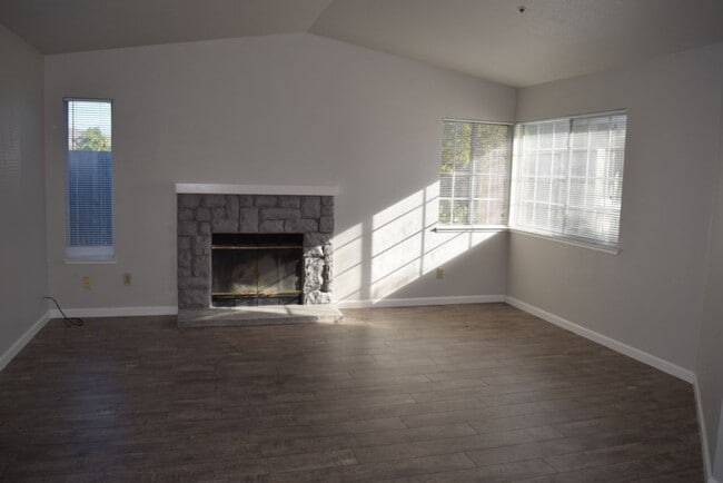 Building Photo - 593 Oakborough Ave