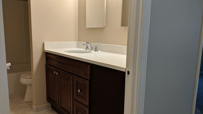 Baño completo en el segundo piso - 1369 Westminster Cir
