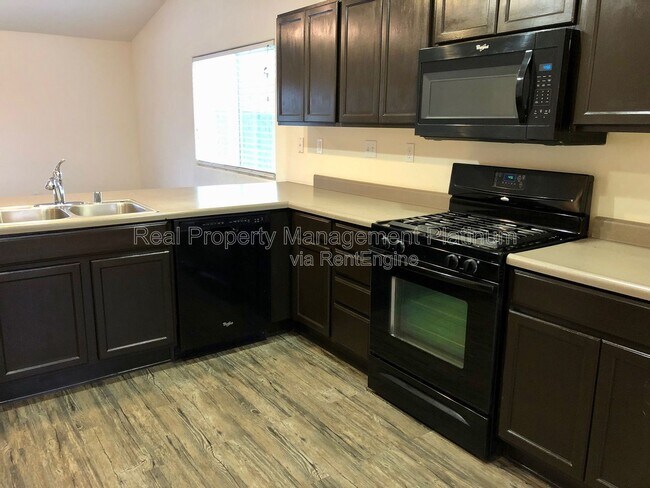 Foto del edificio - 5886 E Fillmore Ave
