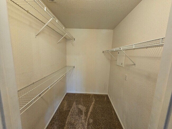 Building Photo - Charming 2 Bed, 2 Bath in Stetson Hills!