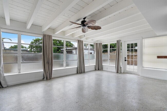 Foto del edificio - 5272 N Andrews Ave
