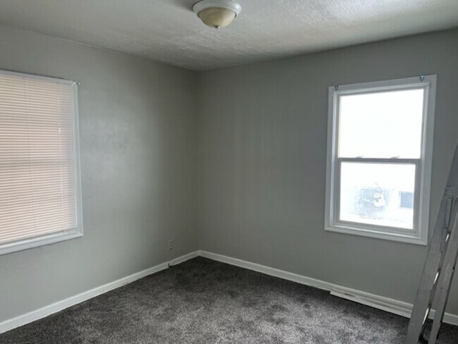 Foto del edificio - Updated home with 2 car carport and washer/dryer