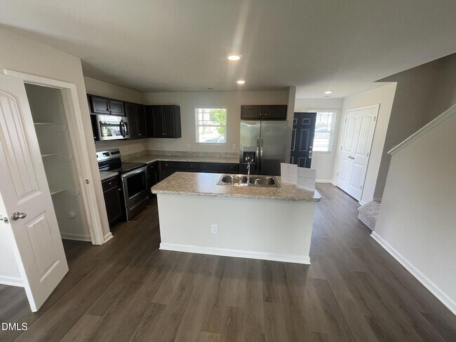 Building Photo - 1100 Peony Ln