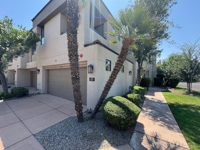 Foto del edificio - BEAUTIFUL 3 BEDROOM 3 BATHROOM HOME IN GAI...