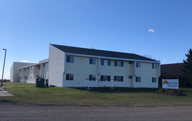 Easy commute to Grand Forks and TRF! - 946 E Tower Ave