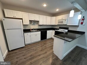 Building Photo - 25 W 5th Ave