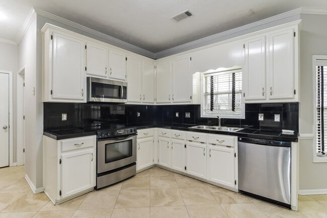 Building Photo - 1303 Dorchester Dr
