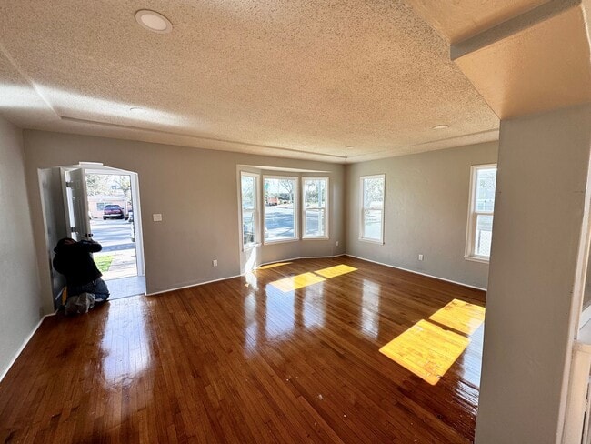 Foto del edificio - 4578 Logan Ave