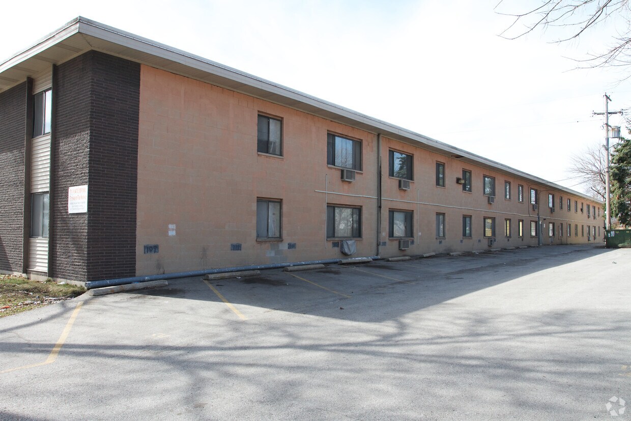 Parte posterior del edificio - 5716 W Hampton Ave