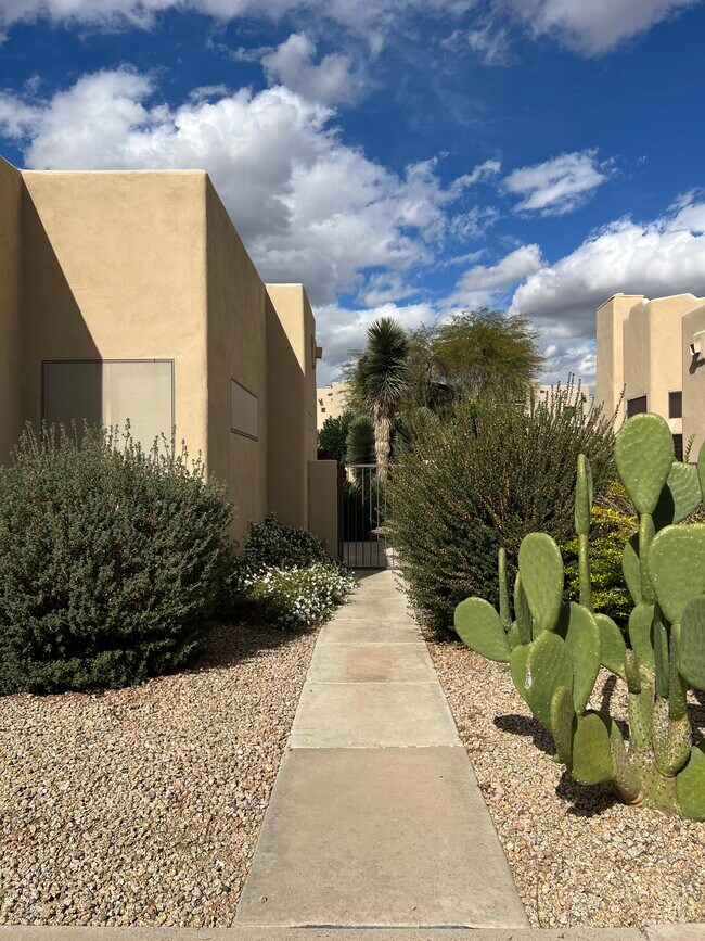 Foto del edificio - 9070 E Gary Rd