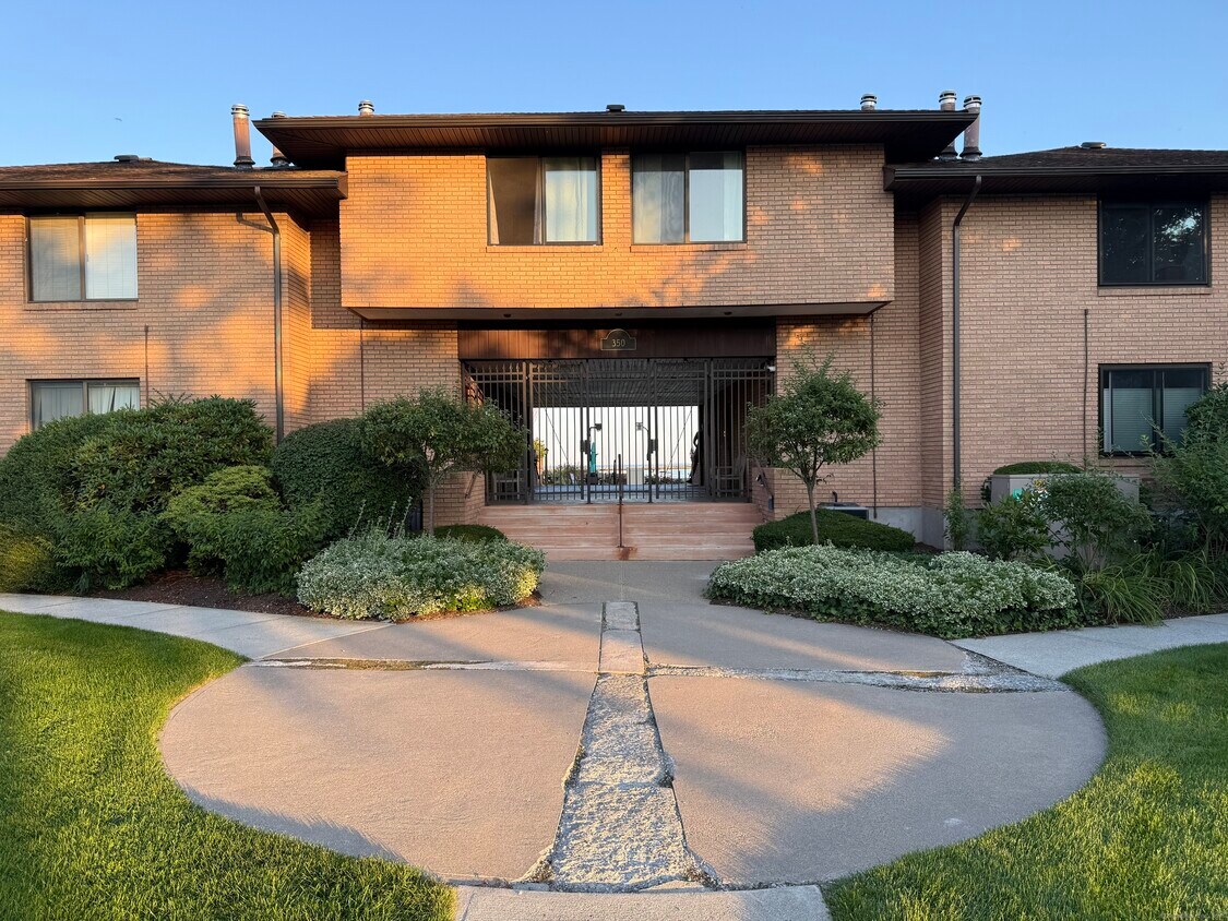 Foto principal - 350 Grovers Ave
