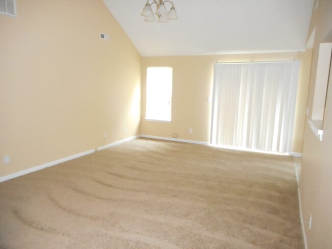 Building Photo - 3 bedroom 2 bathroom house