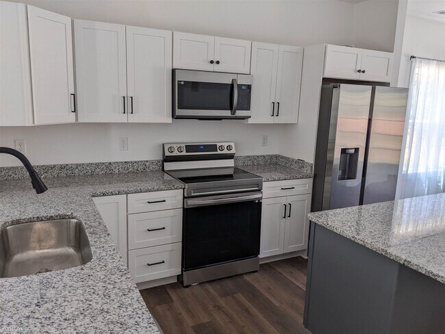 Foto del edificio - 3 br, 2 bath House - 250 Stone Avenue