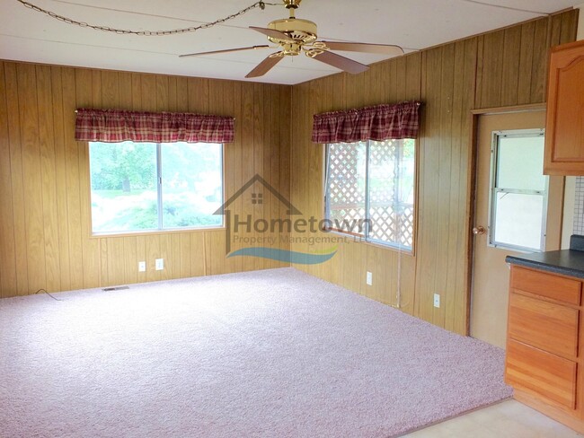 Foto del edificio - Cozy 2 Bed 1 Bath Home w/Garage & Indoor S...