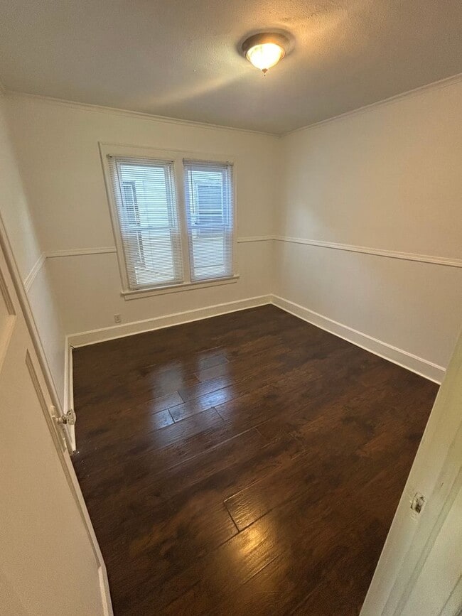 Foto del edificio - 819 Covert Ave