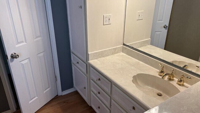 Foto del edificio - 1904 Forest Hills Dr