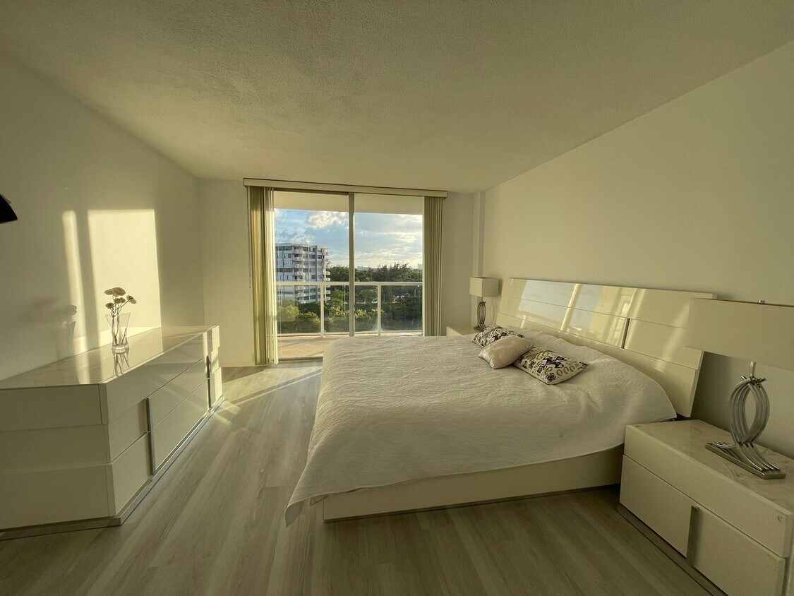 Foto principal - 1351 NE Miami Gardens Dr
