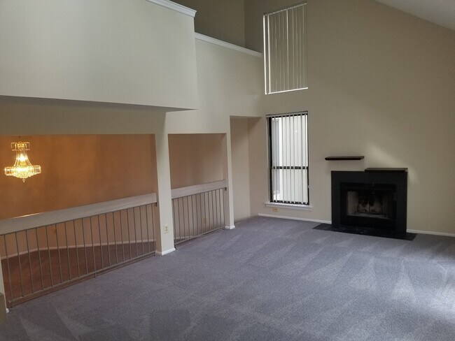 Foto del edificio - Lots of amenities, spacious end-unit townh...