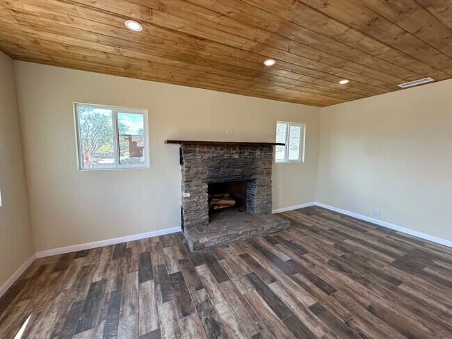Building Photo - Cozy 2 bed 1 bath in Trona - Housing Choice Voucher Welcome