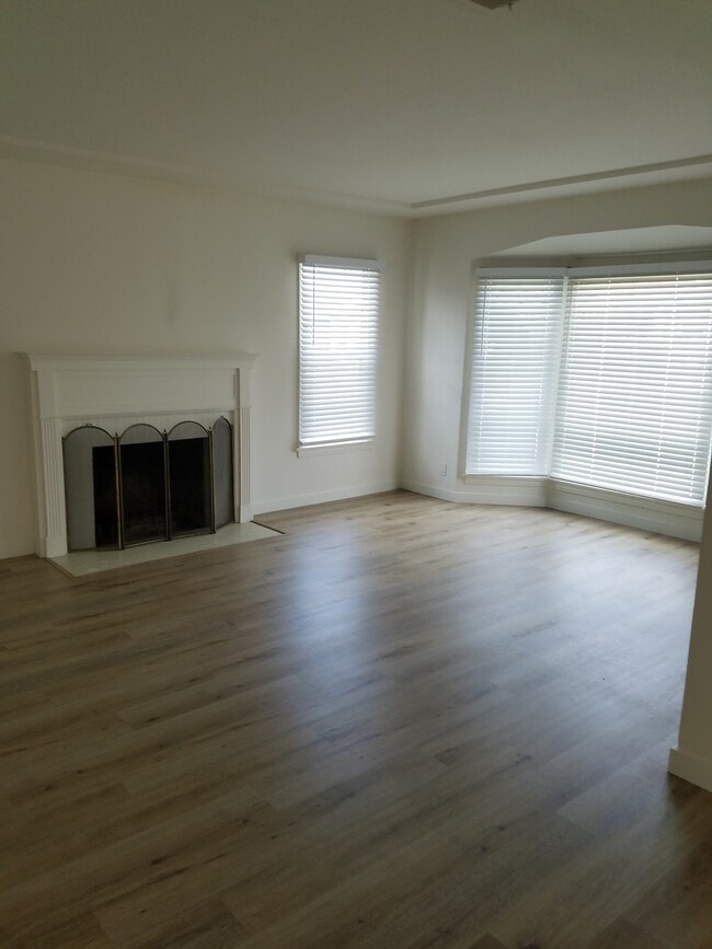 Building Photo - 8339 Kenyon Ave