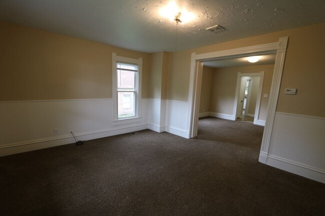 Building Photo - 3 Bedroom 1 Bath