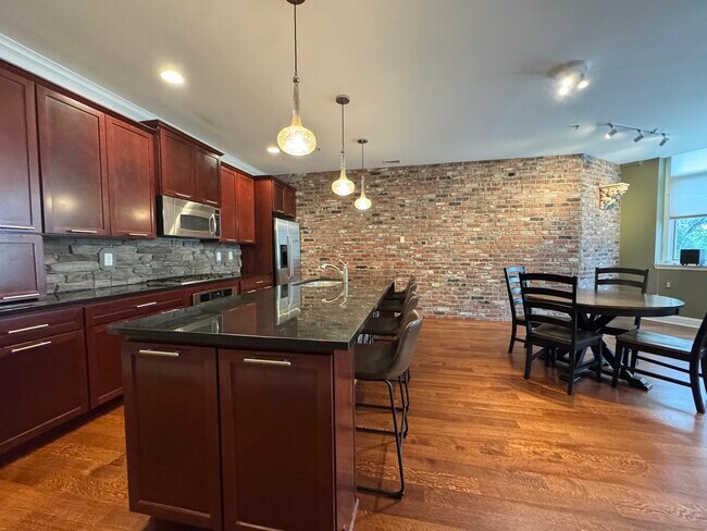 Building Photo - 2929 McGee Trfy