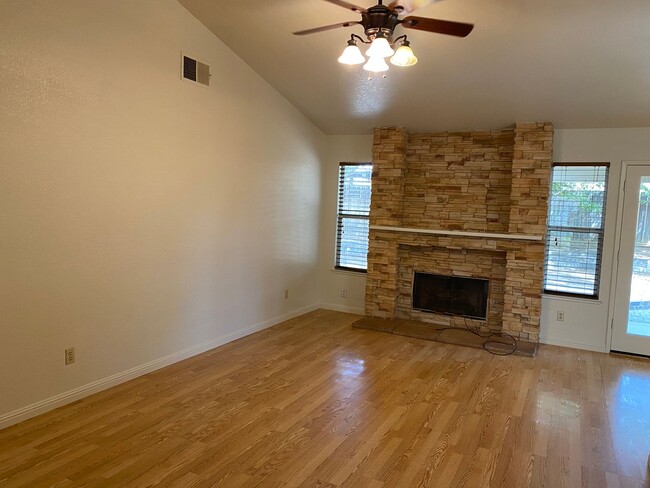 Foto del edificio - Great Location in College Greens Area! 3BR...