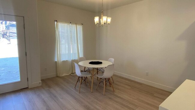 Foto del edificio - 7244 N Silver Spring Way