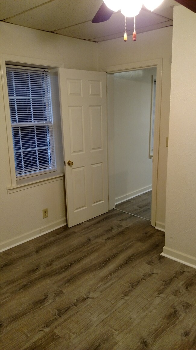 Building Photo - 121 College St