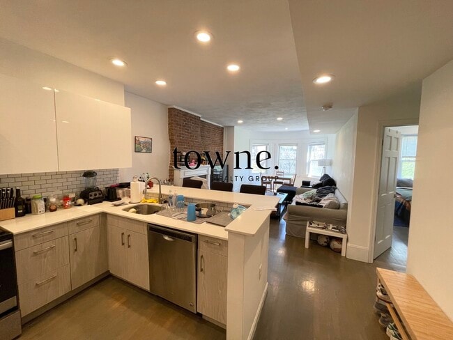 Foto del edificio - 1402 Beacon St