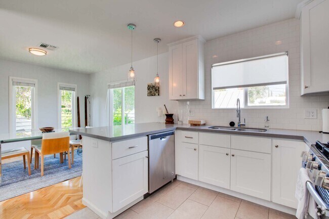 Building Photo - 8574 Rugby Dr