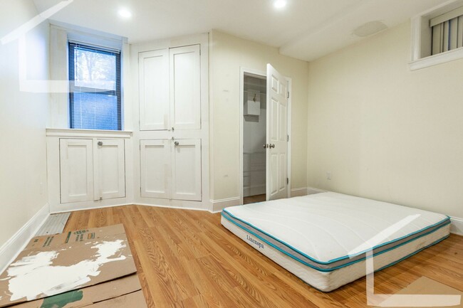 Foto del edificio - HOT BROOKLINE LISTING!!!!!